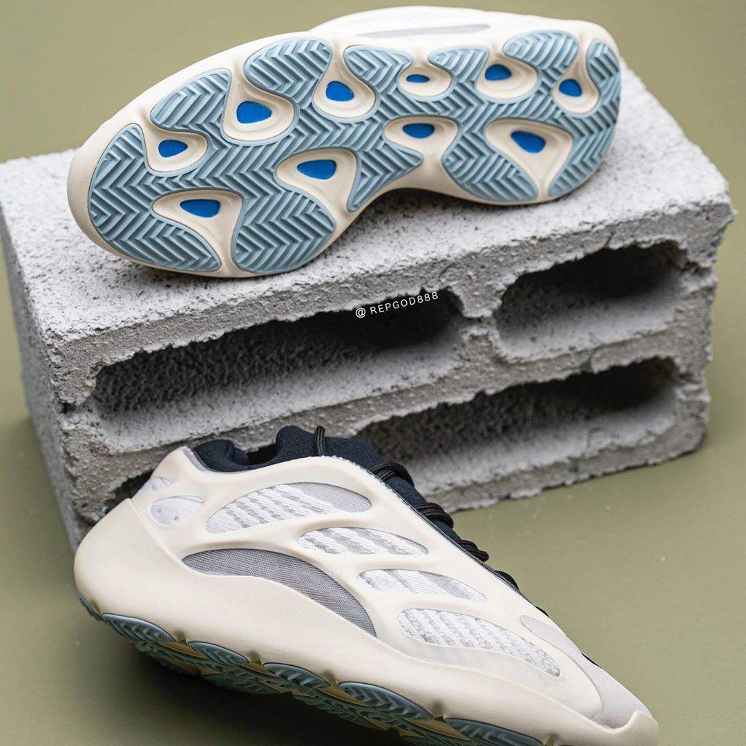 Yeezy 700 V3,adidas,发售  Yeezy 700 V3 国内还没发售，第二款纯黑配色已经曝光了！