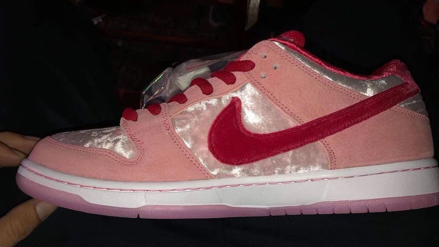 Nike,Dunk SB,StrangeLove  丝绒鞋面 + 鸳鸯鞋垫 + 水晶外底！这双 Nike Dunk SB 真的太帅了！