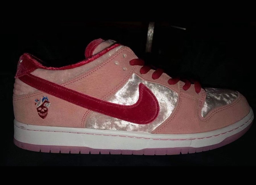 Nike,Dunk SB,StrangeLove  丝绒鞋面 + 鸳鸯鞋垫 + 水晶外底！这双 Nike Dunk SB 真的太帅了！