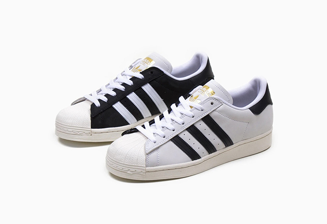 adidas,Superstar,发售  阴阳撞色 + 金标点缀！50 周年的 Superstar 也放大招了！