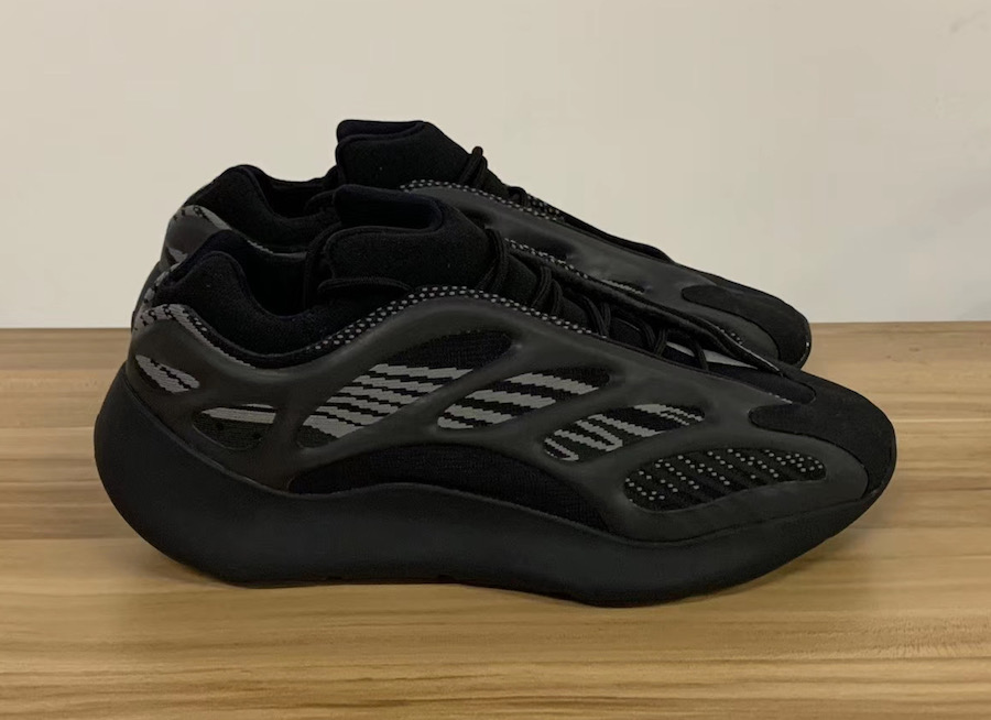 Yeezy 700 V3,Yeezy  暗藏杀机！「黑武士」Yeezy 700 V3 首次曝光！即将发售