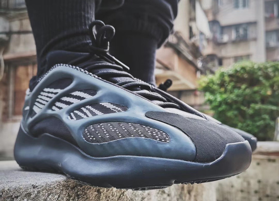 Yeezy 700 V3,adidas,上脚  黑武士 Yeezy 700 V3 上脚超酷！还有隐藏细节你可能没发现！