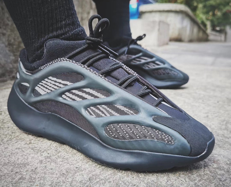 Yeezy 700 V3,adidas,上脚  黑武士 Yeezy 700 V3 上脚超酷！还有隐藏细节你可能没发现！
