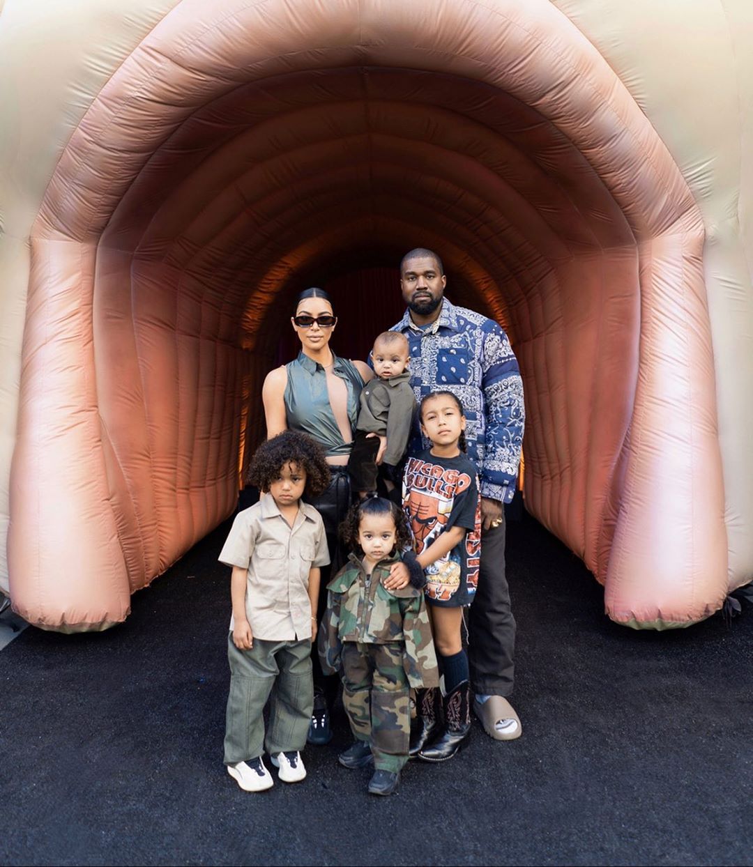 KANYE,WEST,Yeezy  侃爷一家出游！卡戴珊上脚未市售新 Yeezy