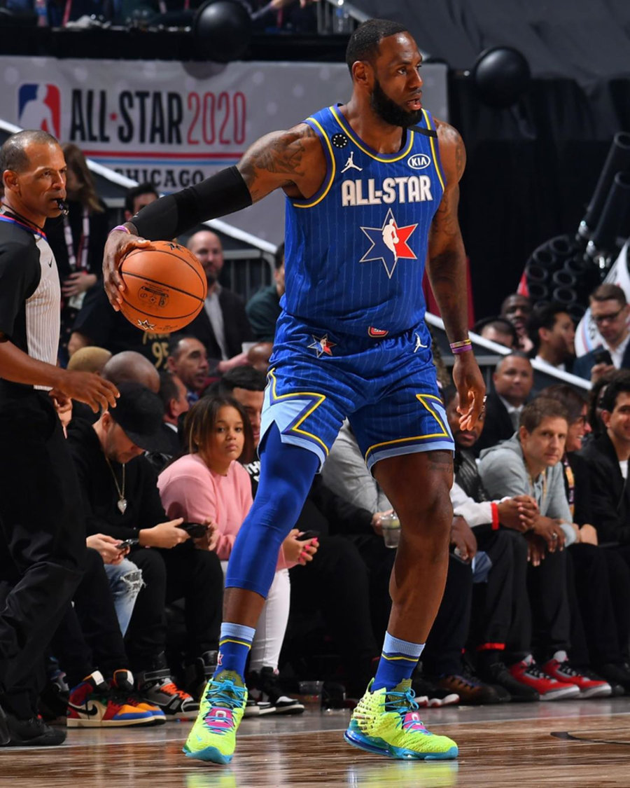 LeBron 17,Nike,发售,明星,上脚,CV8075  詹姆斯全明星赛上脚！空中大灌篮 LeBron 17 还有隐藏配色！