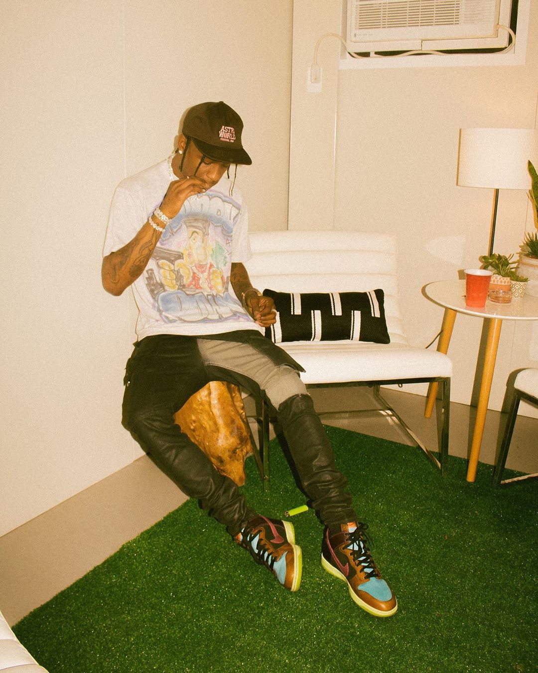 Dunk,Low,今天,发售,Travis,作为,近两年,叱  TS x Dunk SB Low 今天发售！Travis Scott 本人居然穿了双...