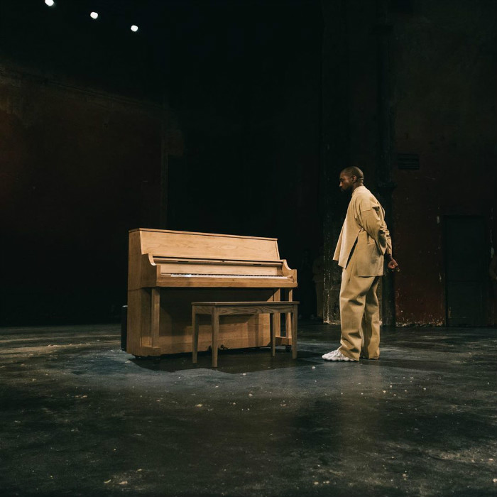 Yeezy,Kanye,Yeezy Season 8  Yeezy Season 8 发布！除了侃爷上脚的 451，还有新鞋首次曝光！