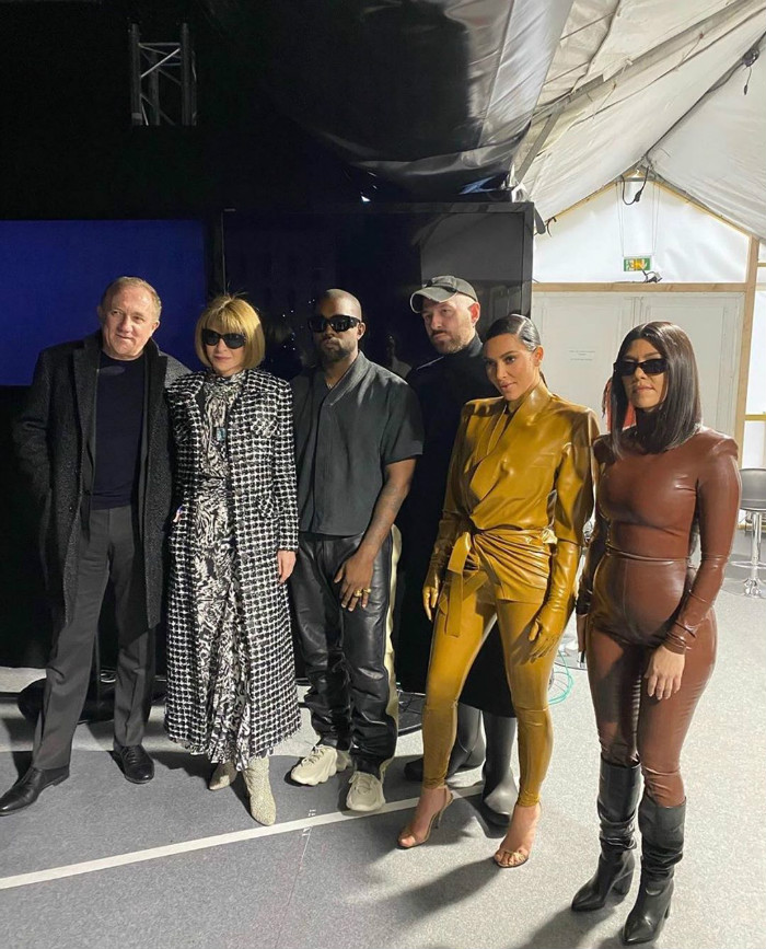 Yeezy,Kanye,Yeezy Season 8  Yeezy Season 8 发布！除了侃爷上脚的 451，还有新鞋首次曝光！