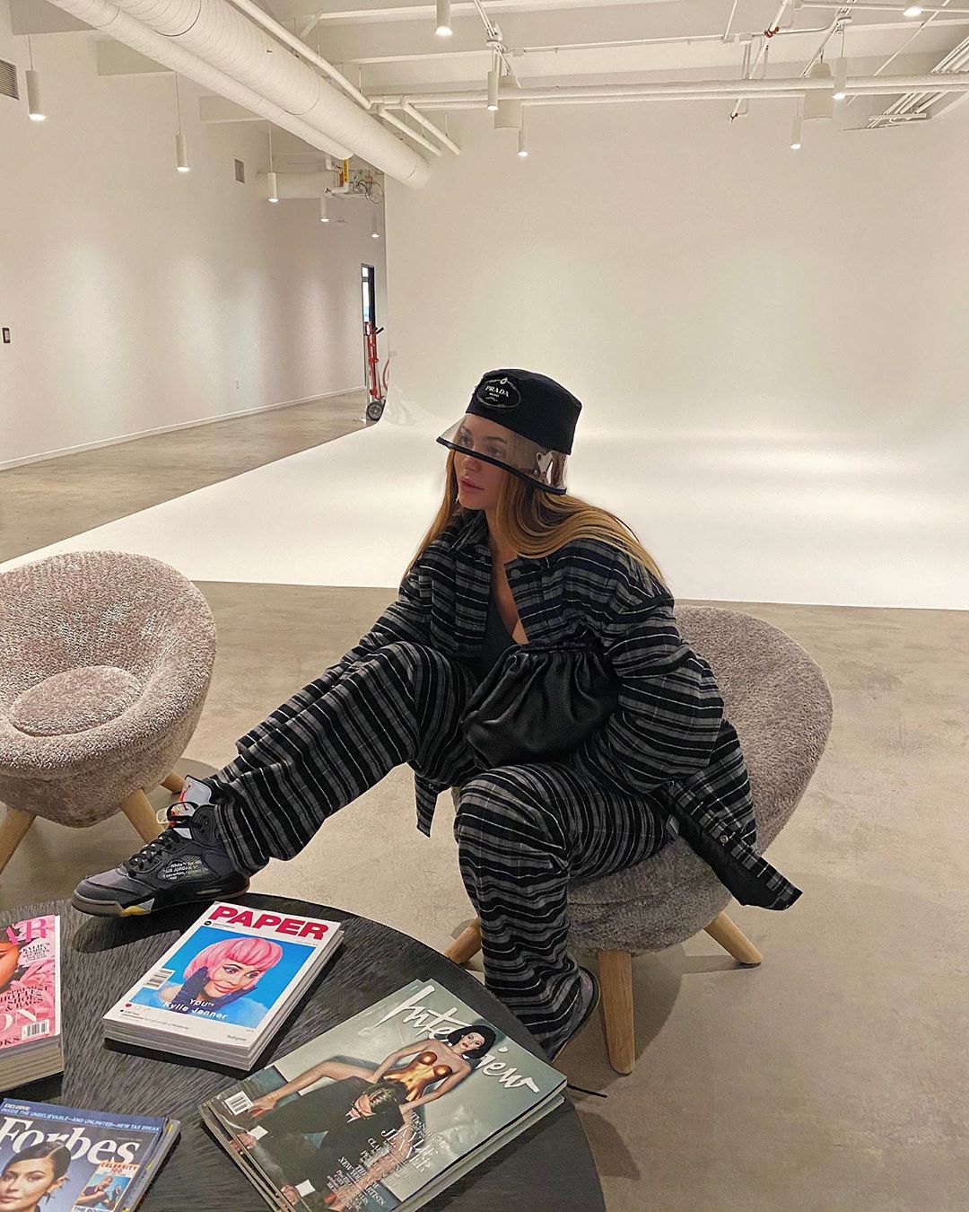 Kylie Jenner,明星,OFF-WHITE,Dior  Kylie Jenner 上脚 OW x AJ5，和她刚晒的这双比就是弟中弟...