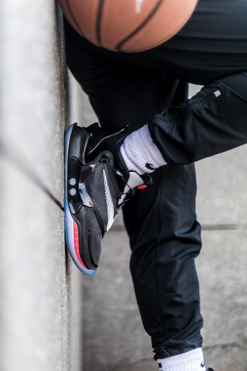 Nike,Adapt BB 2.0,自动系带  本月发售价最高的 Nike 球鞋周六登场！别嫌贵，还不一定能抢到！