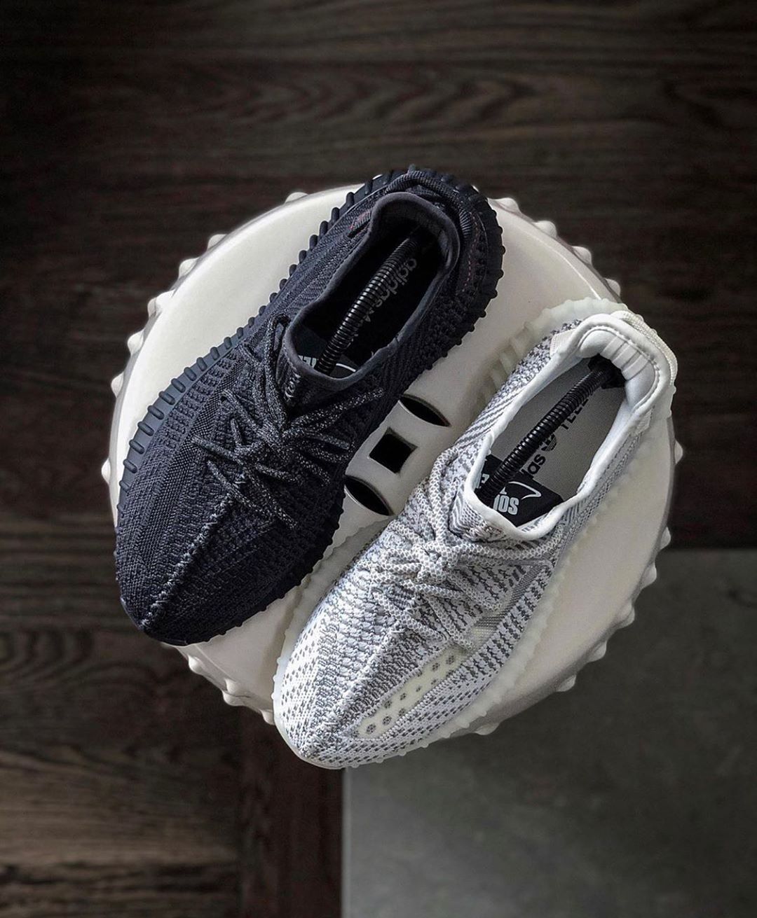 Yeezy 350 V2,Yeezy 350,发售  「黑生胶」三天涨 500！Yeezy 价格触底反弹！现在抄底正合适！