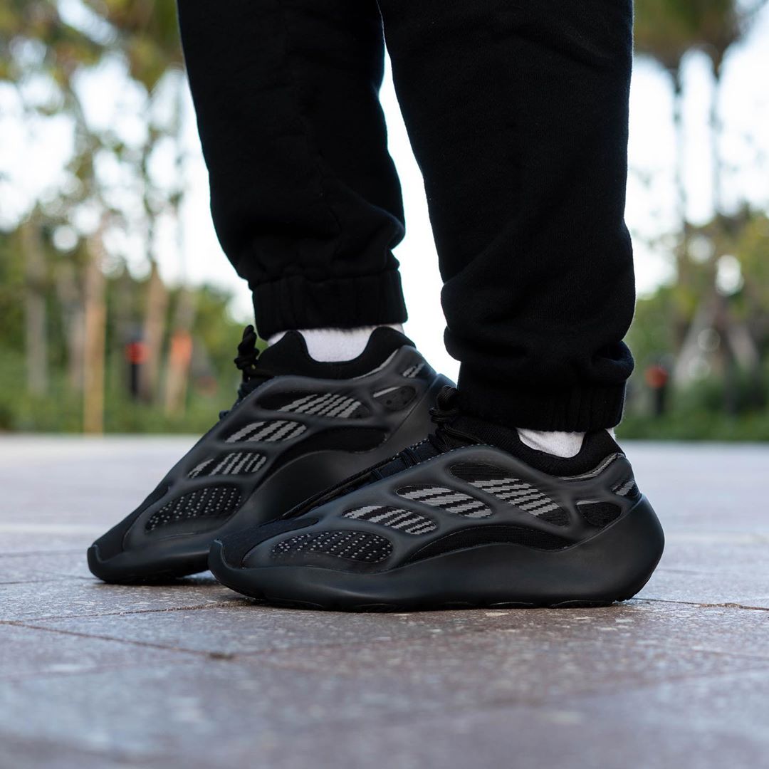Yeezy,700  黑武士 Yeezy 700 V3 官图释出！银河满天星 Yeezy 350 V2 即将发售！