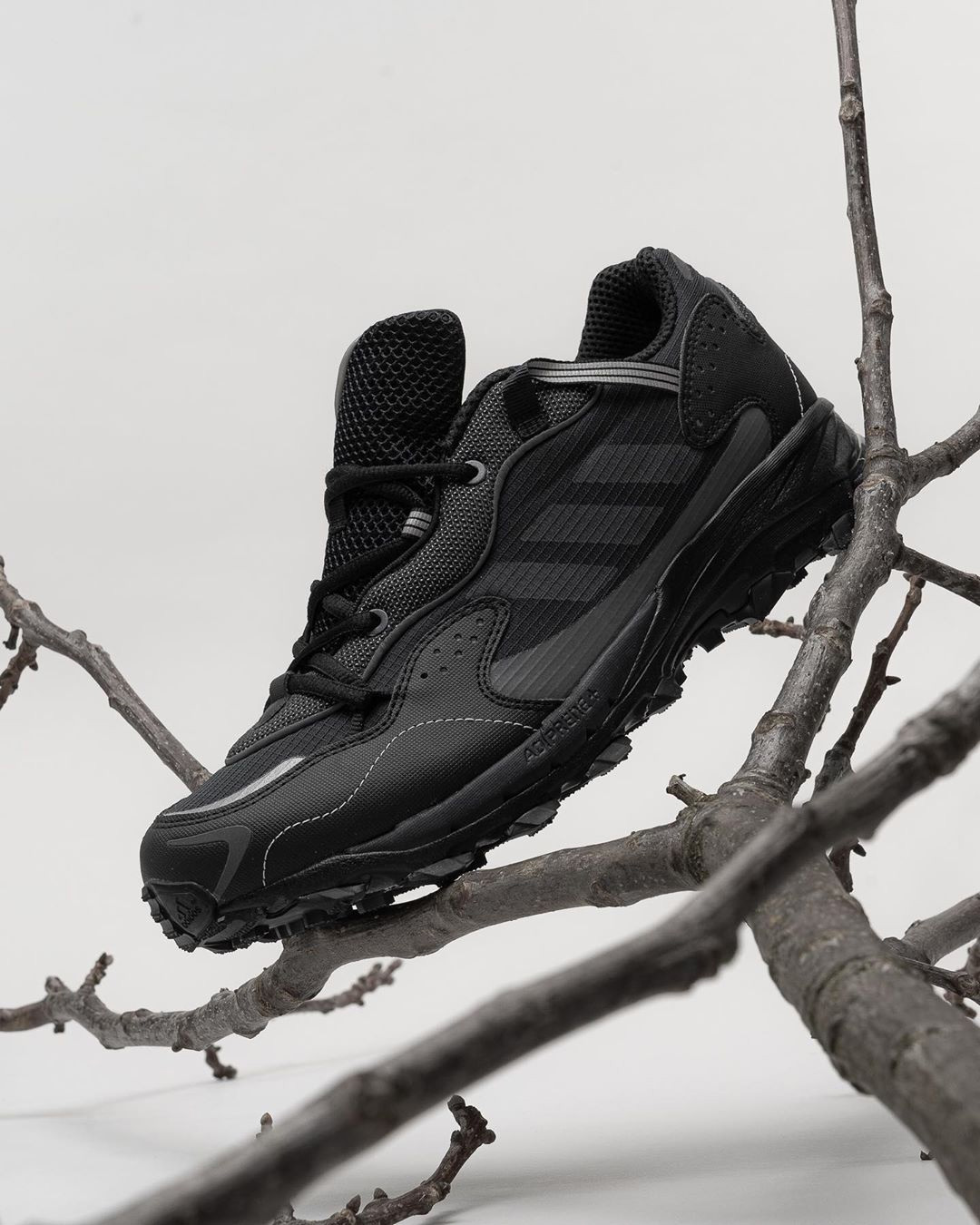 Response Hoverturf,adidas  精致的前卫时尚感！adidas Response Hoverturf 双色登场