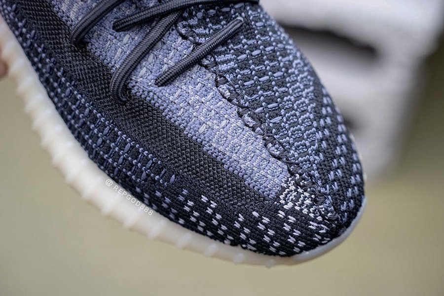 Yeezy 350 V2,adidas,上脚  酷似牛仔拼接！全新配色 Yeezy 350 V2 实物上脚首度曝光！