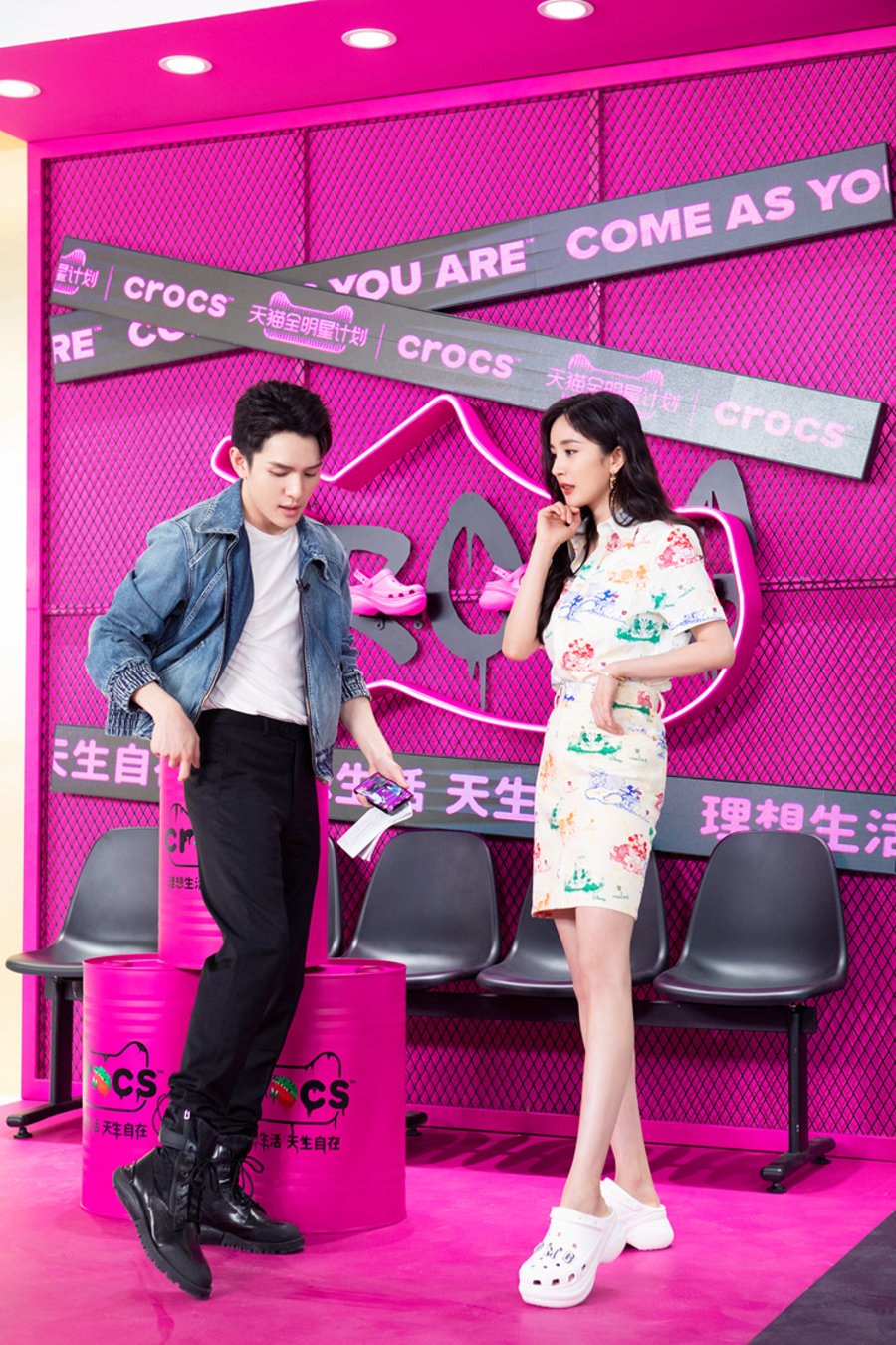 杨幂,李佳琦,直播,Crocs  杨幂亮相李佳琦直播间！亲自教你「洞洞鞋」怎么穿才洋气！