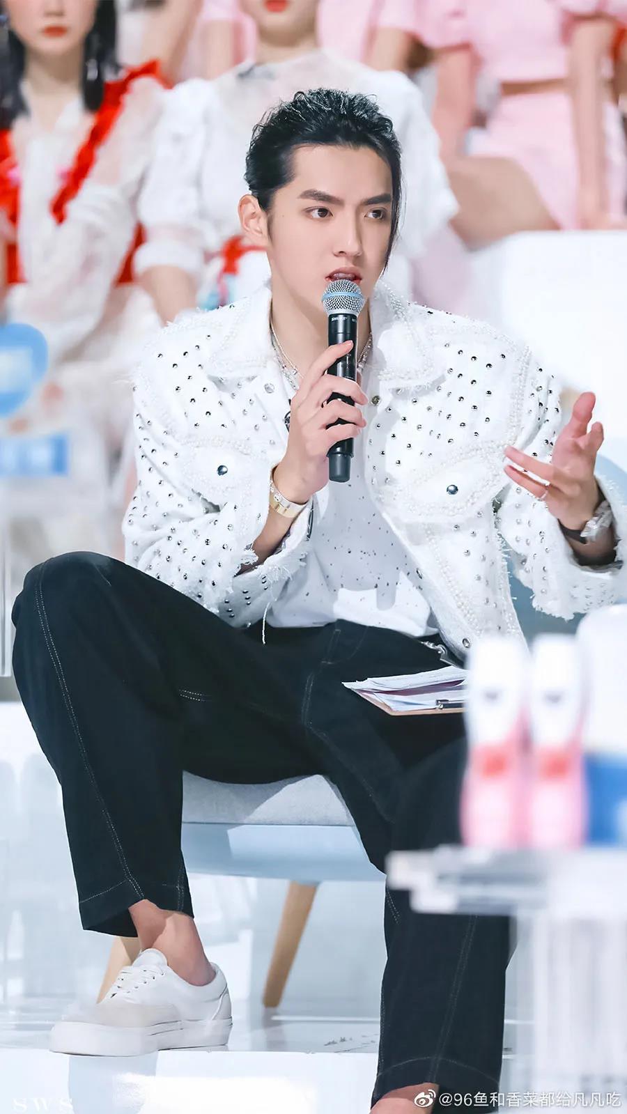 吴亦凡,吴,亦凡,鹿晗,黄,子,韬,世纪,同框,比,  吴亦凡鹿晗黄子韬世纪同框！比球鞋上脚，吴亦凡竟然输了…