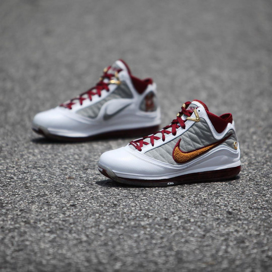 Nike, LeBron 7,CZ8915-100  专为詹皇蝉联 MVP 打造！全新配色 LeBron 7 实物美图曝光！
