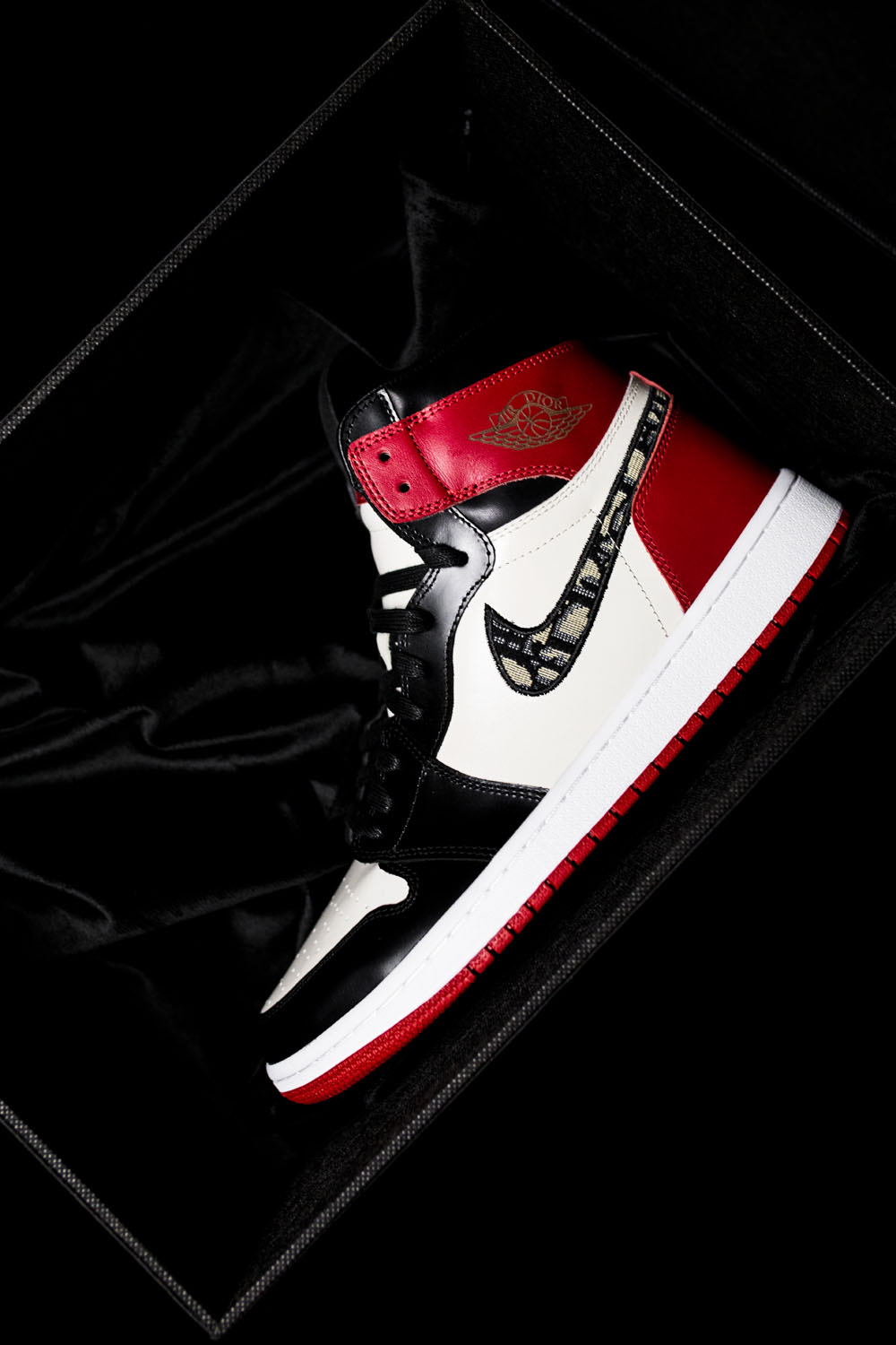 AJ1,Dior,Air Jordan 1  限量 23 双，自带奢华皮箱！这双黑脚趾 AJ1，光细节就把我看傻了！