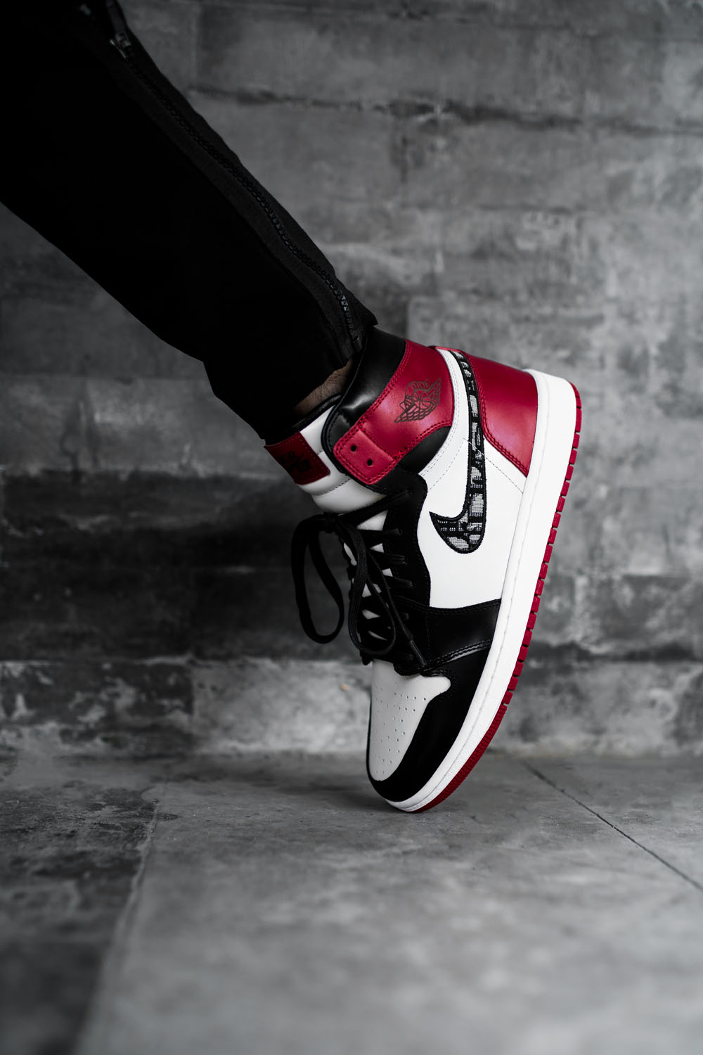 AJ1,Dior,Air Jordan 1  限量 23 双，自带奢华皮箱！这双黑脚趾 AJ1，光细节就把我看傻了！