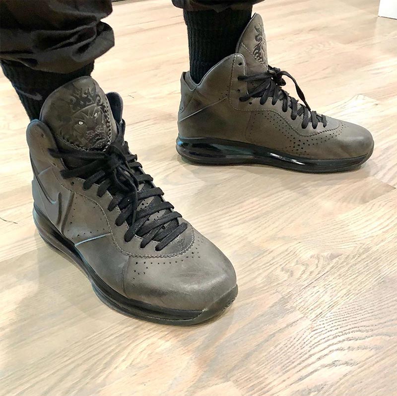 lbj,伴随,詹姆斯,正代,战靴,陆续,复刻,一向,  限量 250 双！罕见 Nike LeBron 8 V.0 实物曝光！