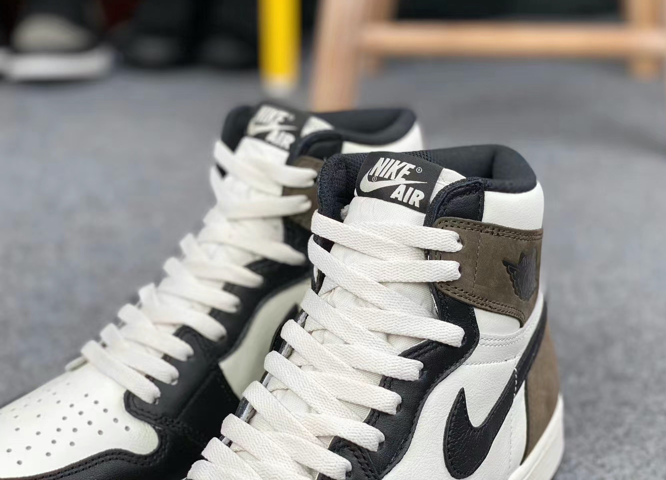 Air Jordan 1,Dark Mocha,555088  「小反勾」 Air Jordan 1 完整实物细节曝光！11 月发售！