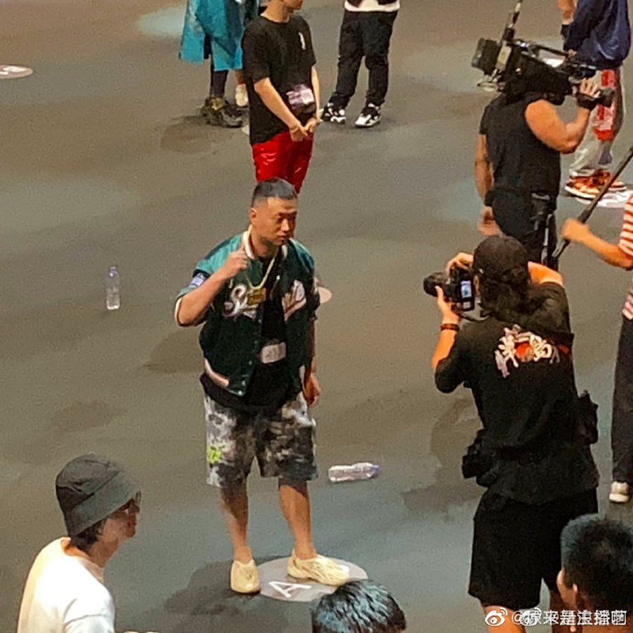Yeezy,Foam Runner,明星,上脚  药水哥《新说唱》上脚 Yeezy 洞洞鞋！GIAO 哥竟然穿了...