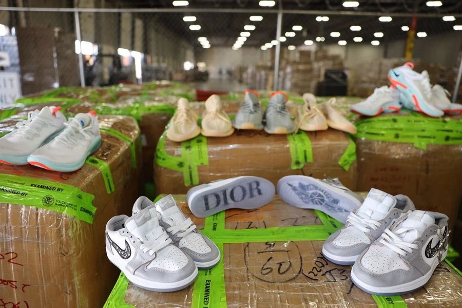 Dior,AJ1,YEEZY  美国海关查封 430w 假货球鞋！各种 Dior x AJ1 与 Yeezy 都有...