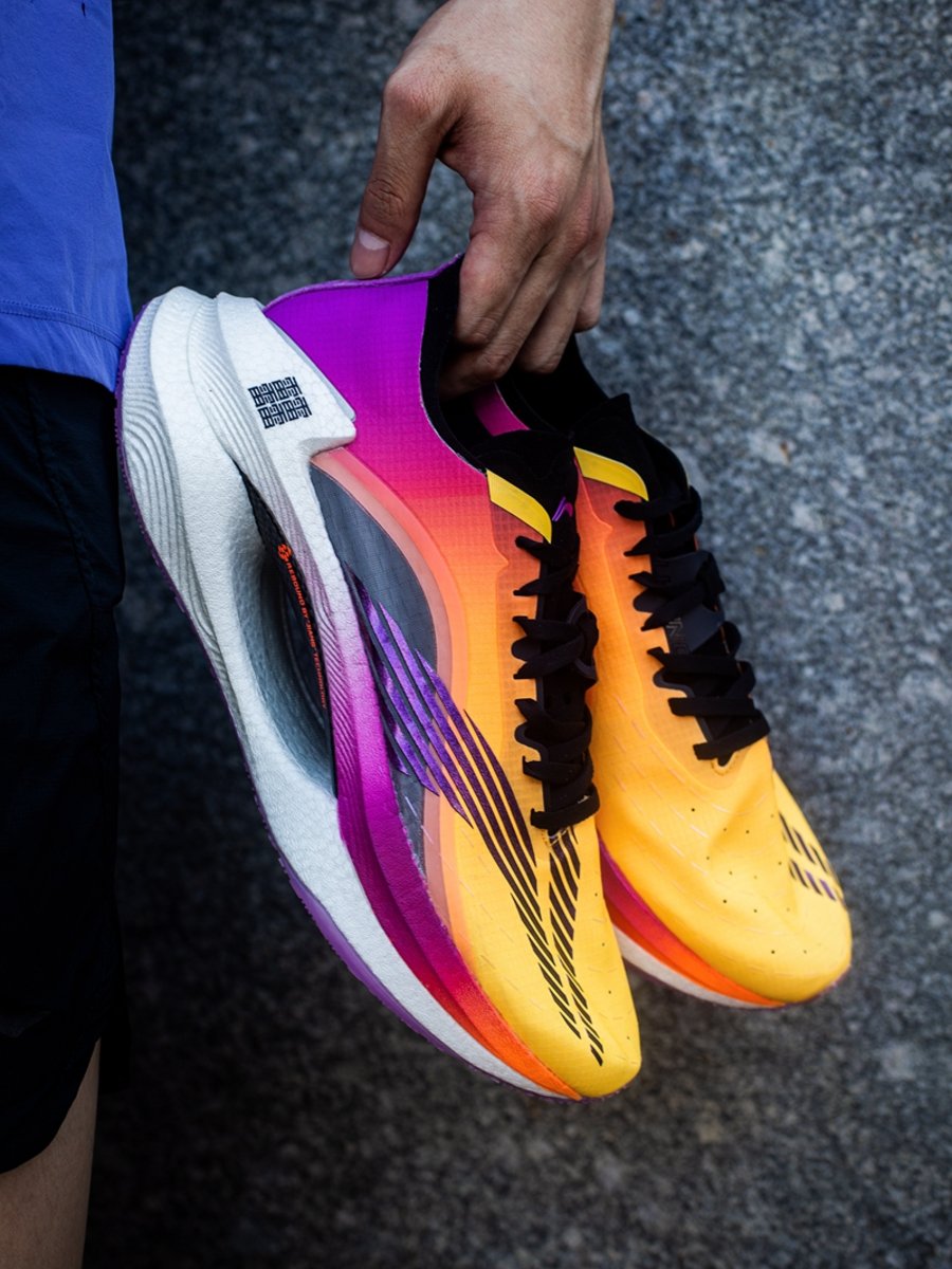 李宁,Li-Ning,绝影,䨻,弜  国产鞋敢卖 1699？！双缓震 + 双碳板！不但没人喷，还反手一个赞！
