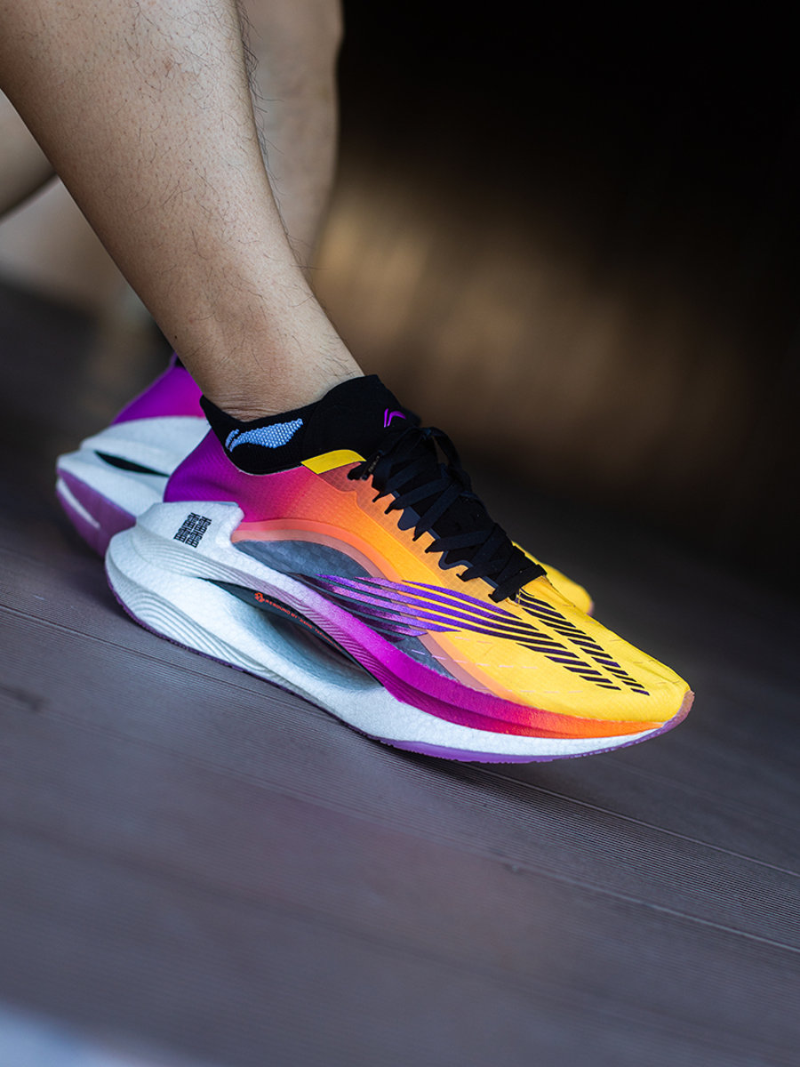 李宁,Li-Ning,绝影,䨻,弜  国产鞋敢卖 1699？！双缓震 + 双碳板！不但没人喷，还反手一个赞！