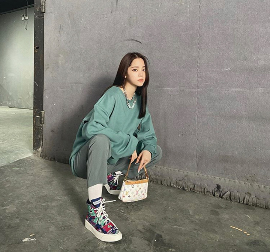 明星上脚,周杰伦,王一博  周杰伦、欧阳娜娜、白敬亭上脚同一双联名新鞋！谁才是「亚洲最快」？
