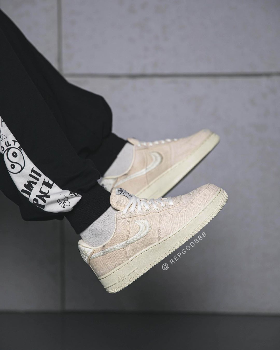 Nike,AF1,Air Force 1,CZ9084-20  Stussy x AF1 上脚果然香！两双配色你怎么选？