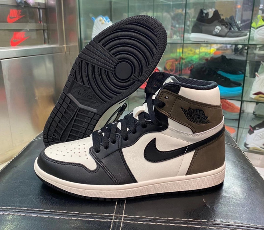 Air Jordan 1,High OG,Dark Moch  秋季不能错过的 AJ！「小反钩」摩卡  Air Jordan 1 实物曝光！