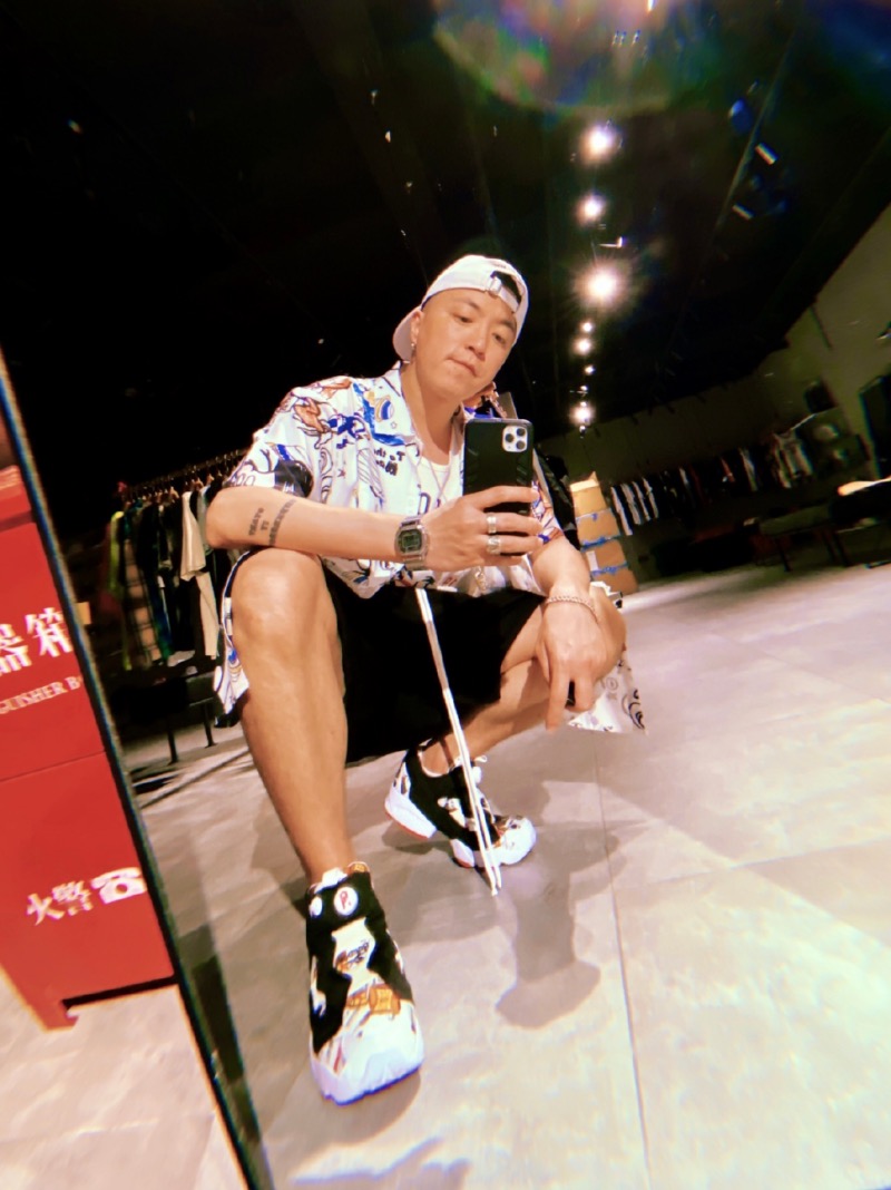 明星球鞋  性感大长腿「球鞋辣妹」！上脚狠鞋不断，但最诱人的还是...