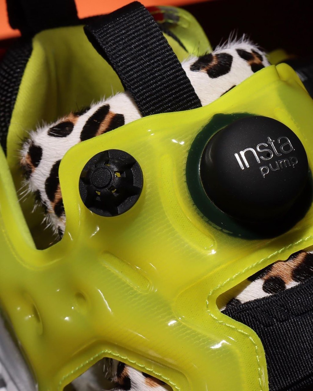 atmos,Reebok,Instapump Fury  两大经典组合！atmos x Reebok 最新联名近期即将发售！