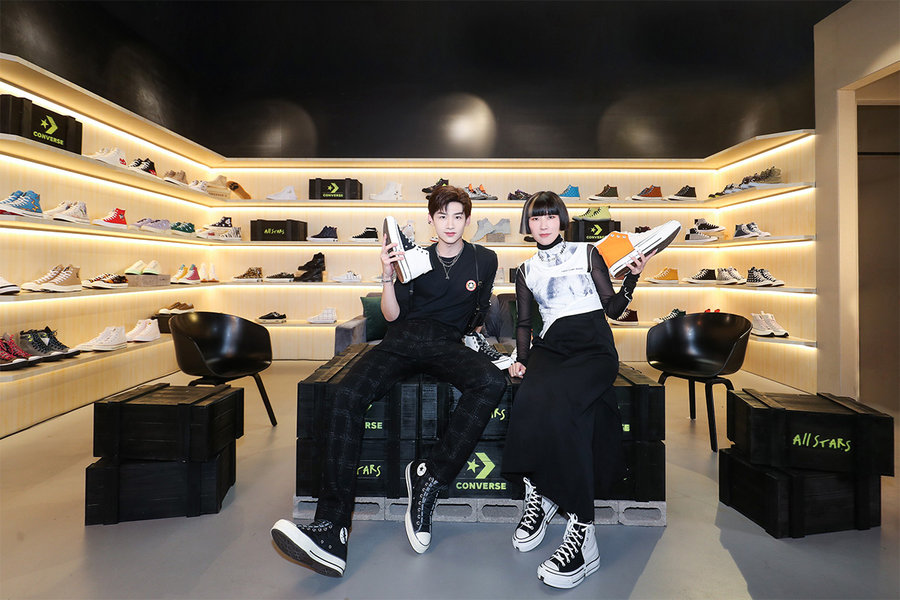 Converse,匡威,白敬亭  观众都惊了！白敬亭在直播时也太直白了吧！网友：鞋头实锤