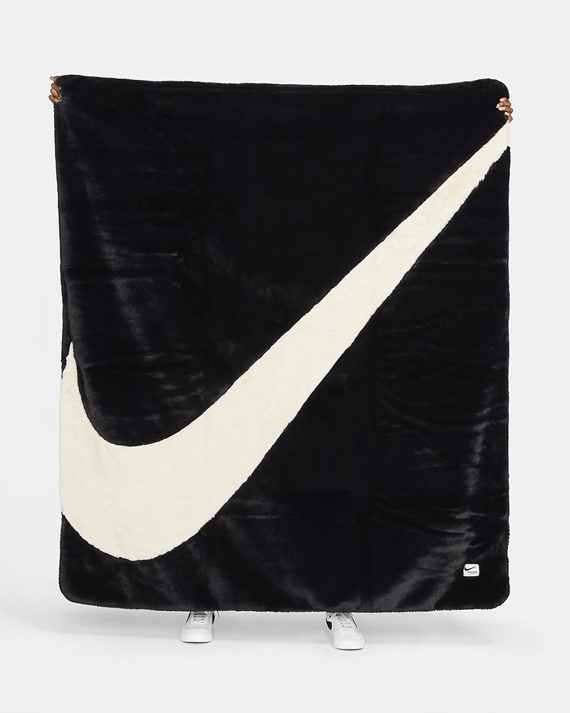 Nike,Sportswear,Plush,CZ4549-0  超抢手！Nike 推出一人高的「皮草毛毯」，你心动了吗？