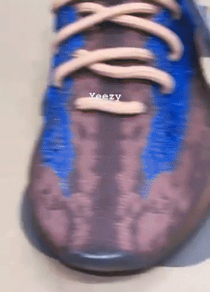 Yeezy,adidas,明星  卡戴珊晒红字等多款 Yeezy 新品！但最夸张的是她脚上这双！