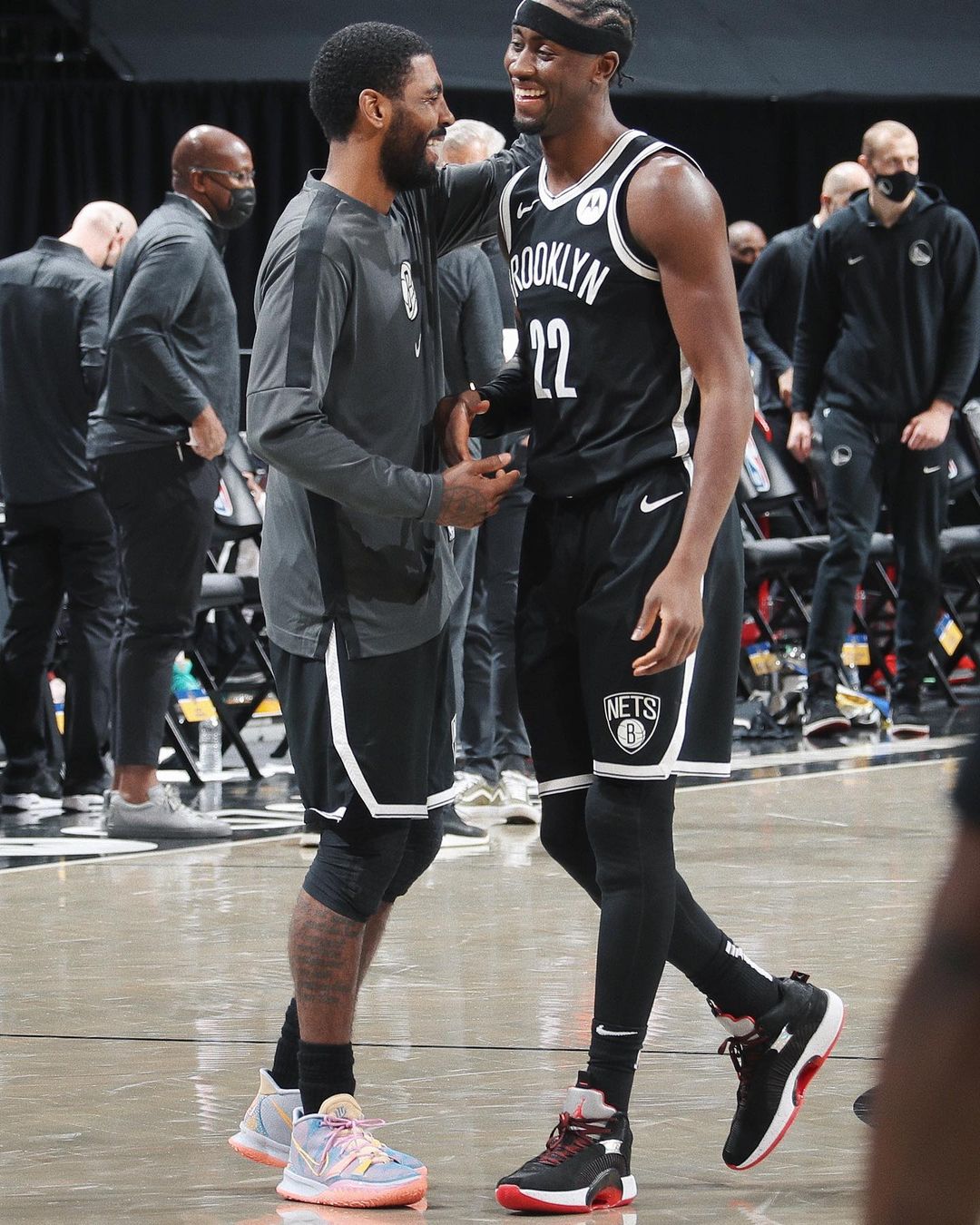 NBA  湖人领总冠军戒指！乔治穿 PG5 挑翻冠军！开赛两天球星上脚抢先看！