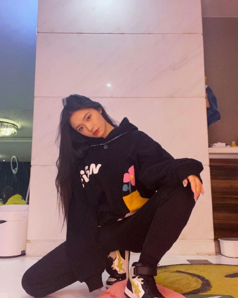 明星球鞋  Bape 送她专属定制鞋！这位「球鞋女神」的排面比邓紫棋还大？！