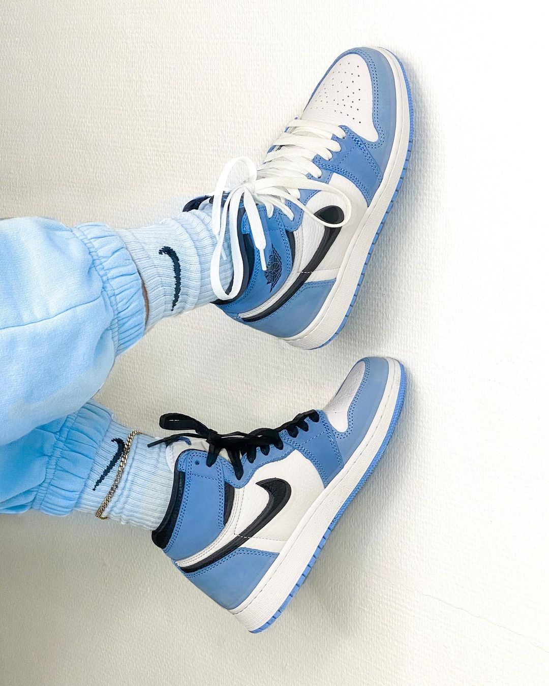 Air Jordan 1,AJ1,555088-134,上脚  看完上脚真的爱了！北卡蓝 Air Jordan 1 终于要来了！