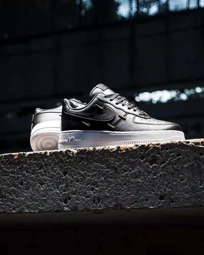 Air Force 1,Nike,CT1990-001  超高规格 + 金色点缀！全新 Air Force 1 现已上架！