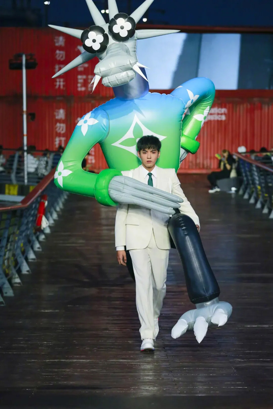 Louis Vuitton,LV,明星  神仙姐姐我爱了！官宣刘亦菲成为 LV 代言人！型录又美又帅！