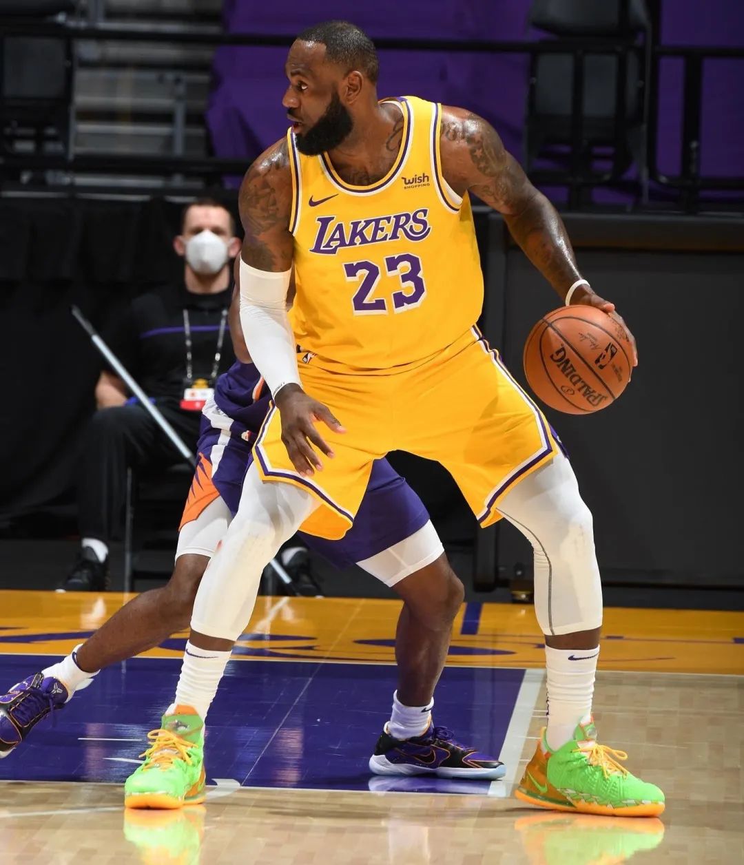 LeBron 18,Nike  整体配色颇为清爽！詹皇亲自上脚全新 LeBron 18 PE！