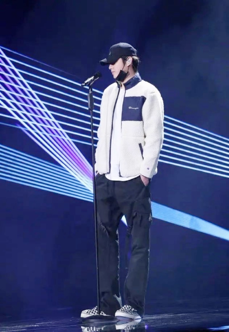 明星球鞋  凡凡 Kris 带货棉拖鞋？！「性感女团」最爱的球鞋竟然是...