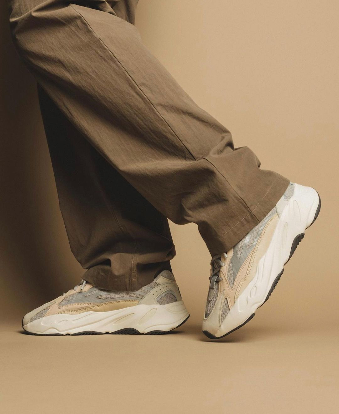 GY7924,Yeezy 700 V2,Cream  本周最火爆的新鞋！Yeezy 700 V2 的发售可谓「跌宕起伏」！