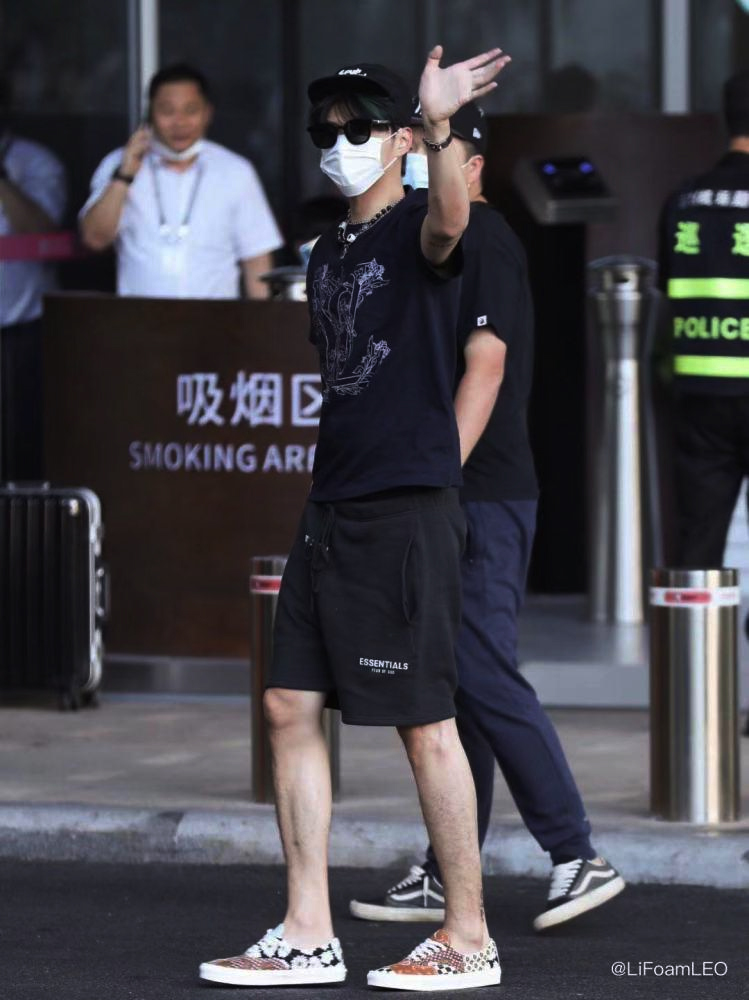 Vans,吴亦凡,腰果花  吴亦凡上脚的年度爆款又来了！三款「拼接腰果花」刚刚发售！