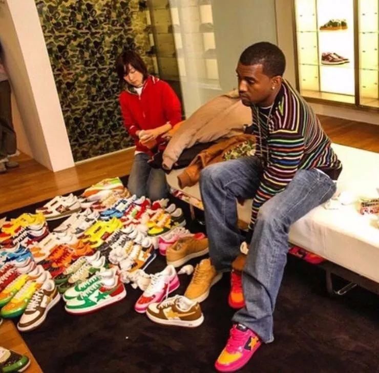 BAPE Star,吴亦凡,坎爷,BAPE  第一次见吴亦凡穿这双鞋！20 年前力压 AJ！侃爷看了直呼爷青回！