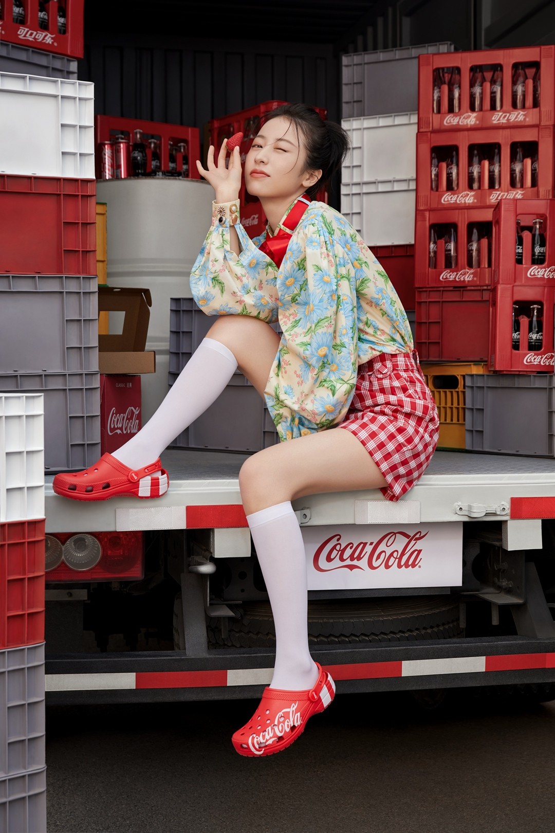 Crocs,Coca-Cola Classic,Coca-C   周雨彤上脚！又是跨界联名！Crocs x 可口可乐本周登场！