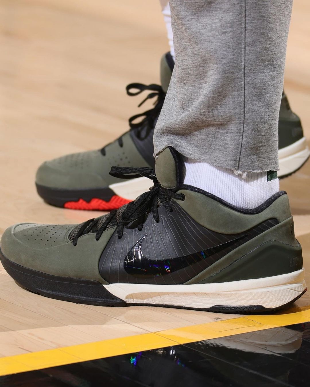 Nike,塔克,布克  布克晒未市售「科比联名」！隔空喊话：鞋王塔克都没有！