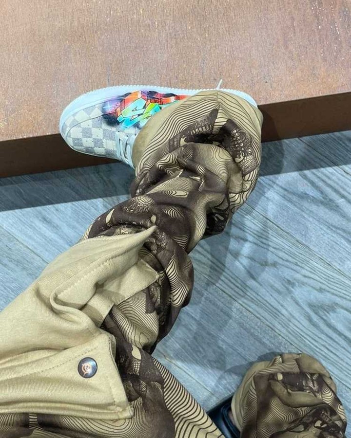 Travis Scott,Air Jordan 4,Mani  傻眼！TS 演唱会上脚「限量 150 双」的稀有 AJ4！壕无人性！